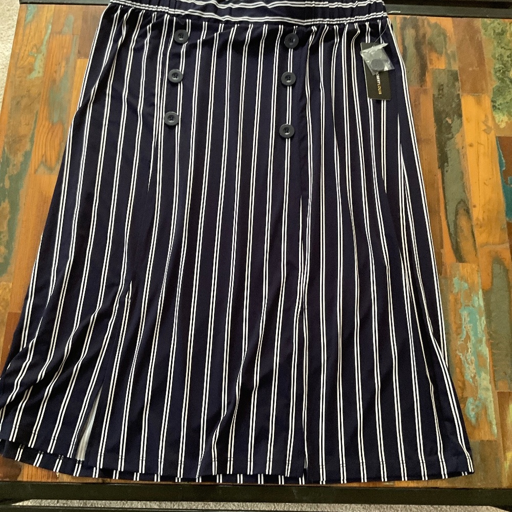 Robert Louis XL Navy blue and white with detail navy blue buttons. NWT